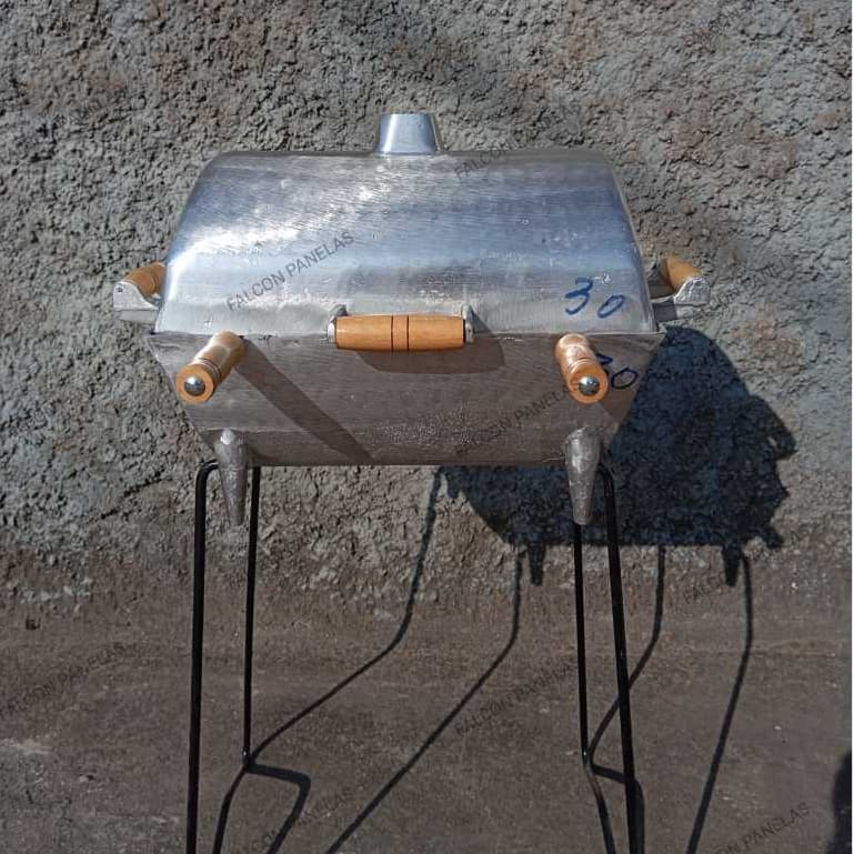 Churrasqueira Grande a Bafo em Alumínio Batido/Fundido com Cabos em Madeira e Pé + Grelha